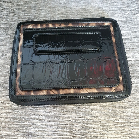 Set of Guess Tablet Case / Ipad Cover and Make-up Bag / Pencil Case - Picture 3 of 10